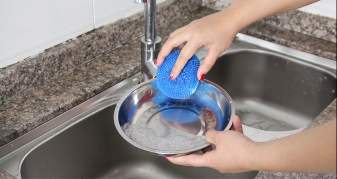 Bola de limpeza plástica da estrutura helicoidal usada lavando placas e bacias